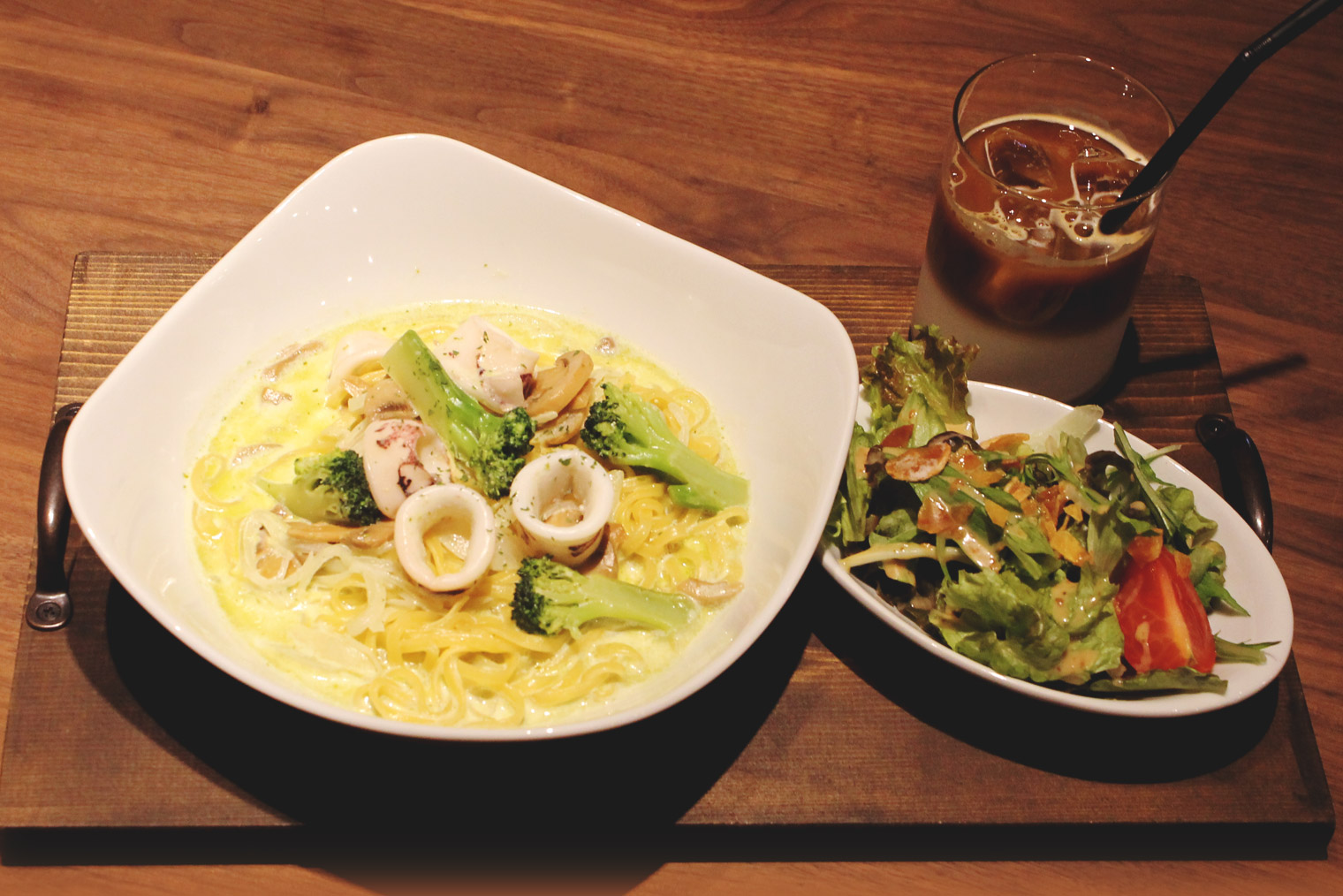 【生パスタ(サラダ・ドリンク付き)】メイン:イカ、ソース:バジルクリーム(お選びいただけます)1,200円(税込)