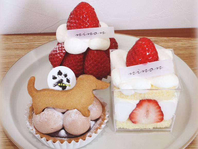 【ケーキ】・いちごのショートケーキ(右) 440円・いちごのタルト(左上) 450円・生チョコタルト(左下) 420円※税込価格