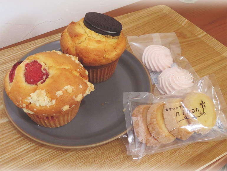 【マフィン】・いちごカスタード(左) 380円・生チョコオレオ(右) 350円【塩バニラサブレ】 250円【いちごのメレンゲクッキー】 180円※税込価格