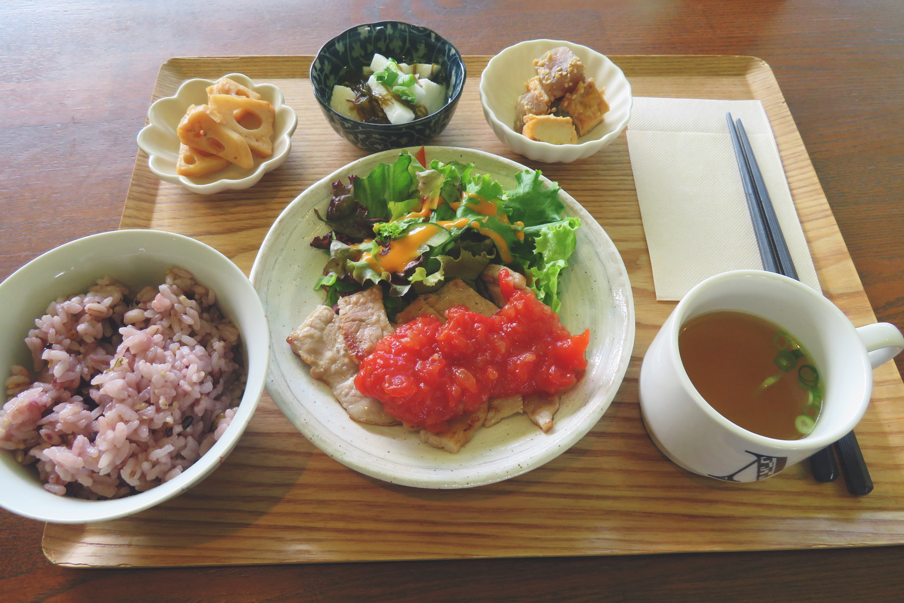 【週替わりランチ】ポークソテー~トマトソースがけ~レンコンの甘酢炒め、厚揚げとこんにゃくのみそ煮、もずくと長いもの和えもの、スープ、ごはん(白米又は雑穀)1,200円(税込)