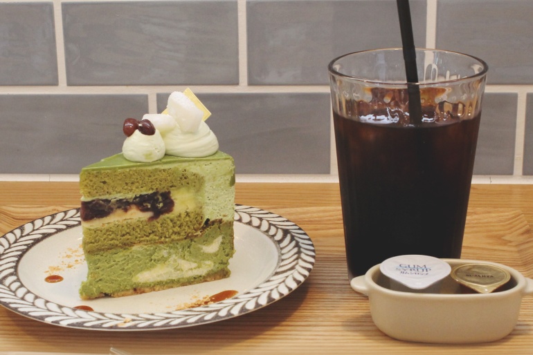 【ケーキセット(ドリンク付き)】抹茶大福チーズケーキ、アイスコーヒー540円(税込)+300円(ケーキ代+300円)※ケーキの種類によって金額がかわります。