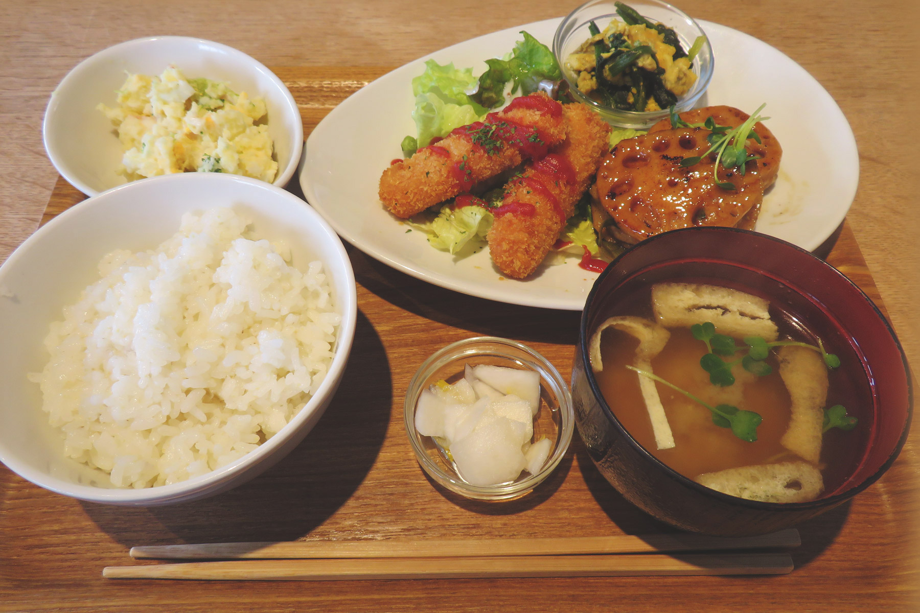 日替りランチ魚肉ソーセージフライ、レンコンの挟み焼き、ポテトサラダ、ほうれん草とベーコンの卵とじ、カブの柚子風味漬け、味噌汁、白米1,100円(税込)