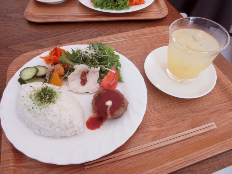 【ハンバーグプレート&ドリンク】1500円(税込)