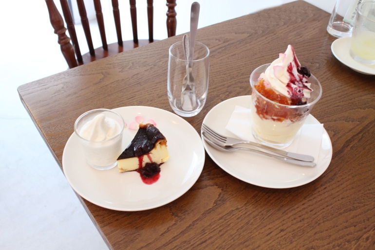 【自家製プリンdeア・ラ・モード】写真右650円(税込)【スイーツプレート(バスクチーズケーキ)】写真左530円(税込)